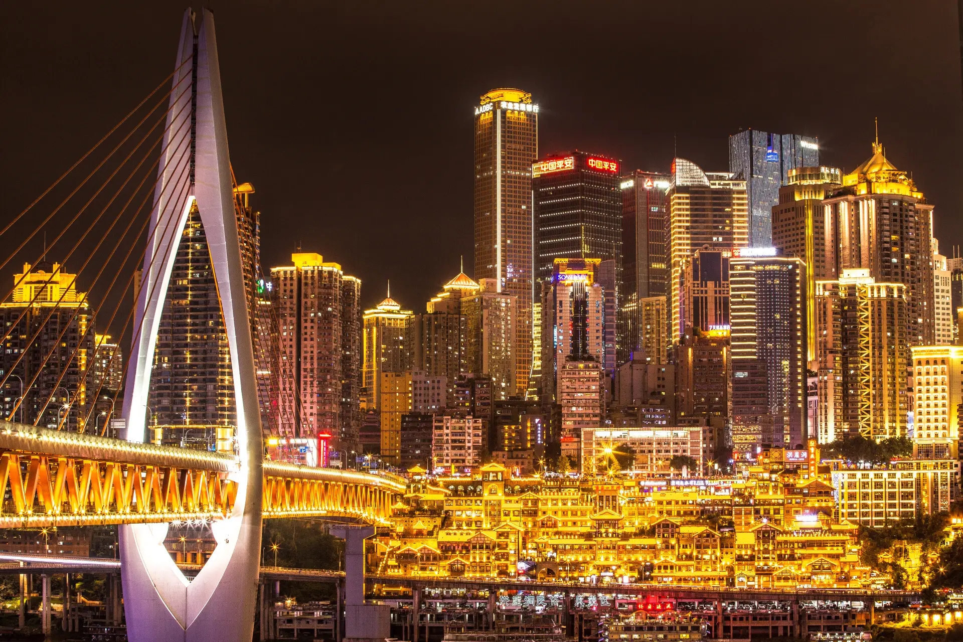 夜遇洪崖洞：一趟屬於渝中半島的山城烟火旅程