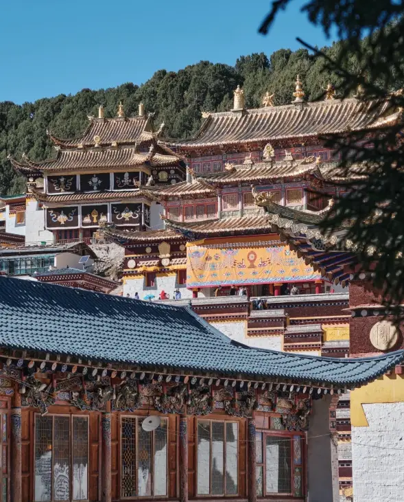 肅甘南藏族自治州｜郎木寺景區，白龍江穿鎮分甘川，梵寺神山與草原牧歌共生的藏邊秘境