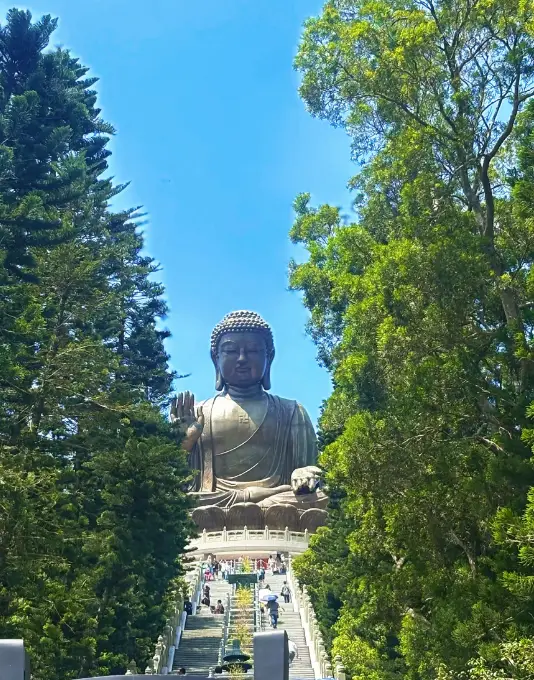 香港｜天壇大佛，大嶼山昂坪聖境，青銅巨佛、古剎梵音與山嶼雲海共生的香江佛國勝地