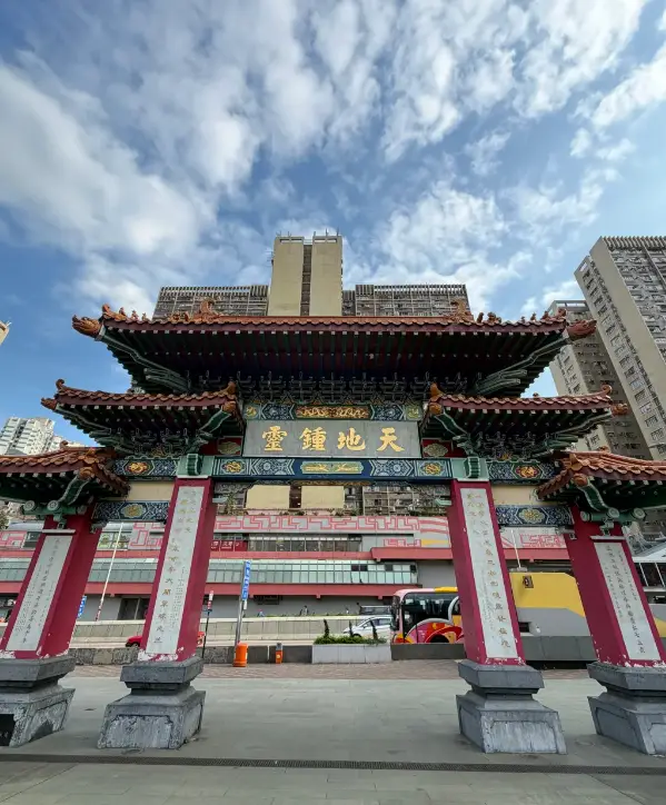 香港｜黃大仙祠，九龍祈福聖地，嶺南祠宇、香煙古樹與市井人潮共生的香江信仰地標