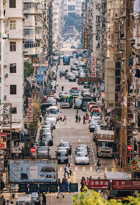 香港｜旺角，九龍市井心臟，霓虹街巷、街頭市集與地道港味共生的人間鬧市