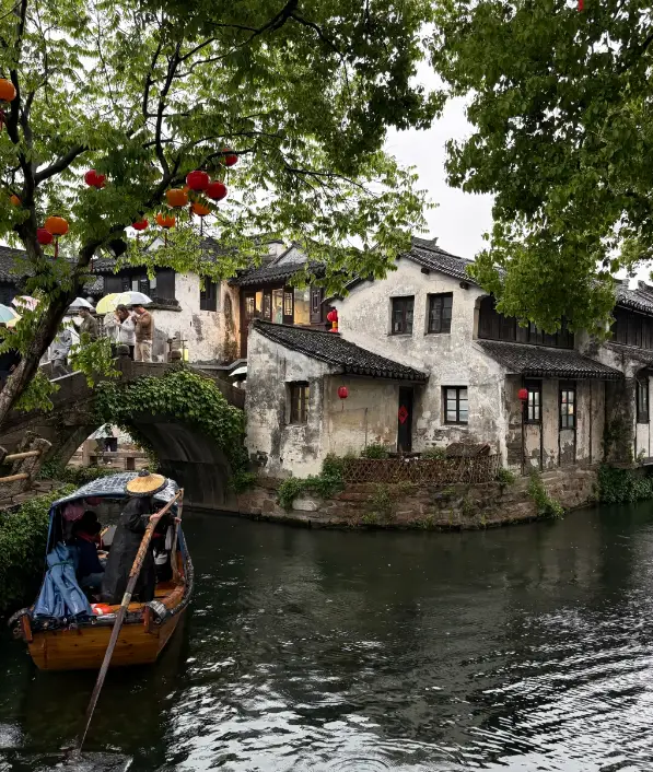 江蘇｜周莊古鎮，中國第一水鄉，橋街相連、搖橹輕漾與吳地舊夢交織的江南古鎮地標