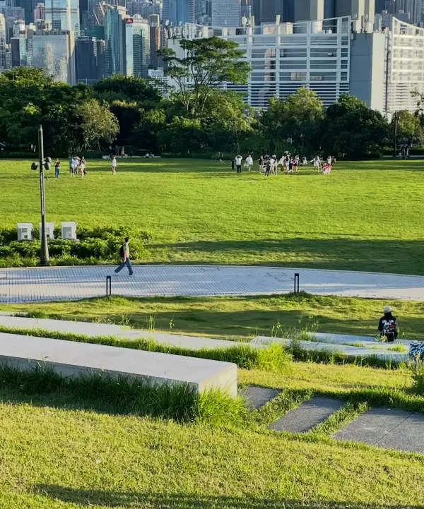 香港｜西九文化區，維港西岸藝術海岸，現代館群、濱海草坡與海港夕照共生的文化新地