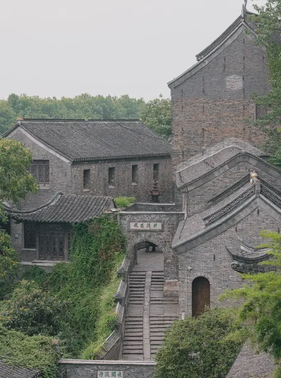 江蘇｜鎮江西津渡古街景區，雲台山下千年津渡，石塔拱門、層疊古路與運河江潮沉澱的長江活態史冊