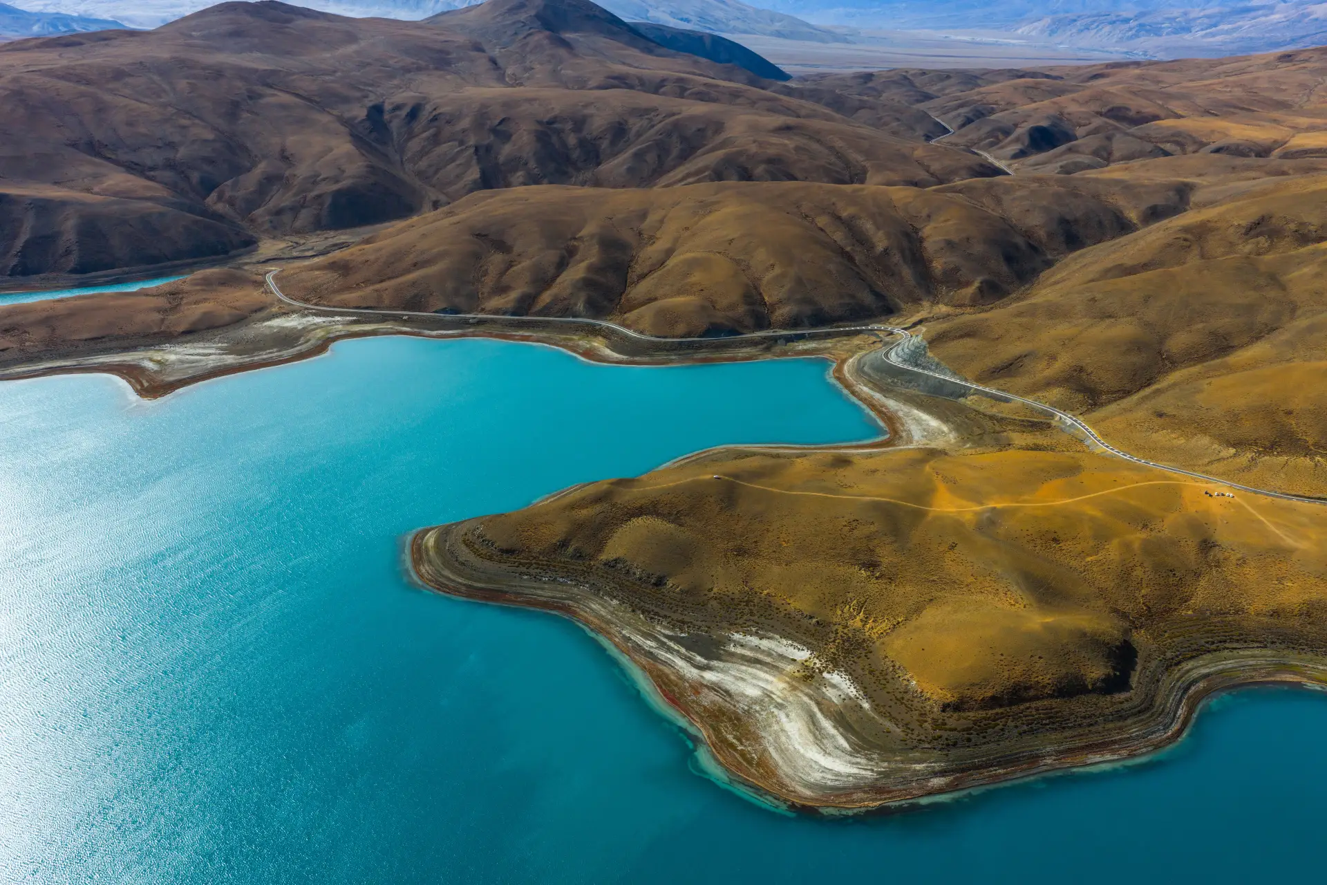 西藏｜阿里地區瑪旁雍錯景區，永恆不敗碧玉聖湖，澄澈碧水、納木那尼雪峰與湖畔經幡共生的世界中心