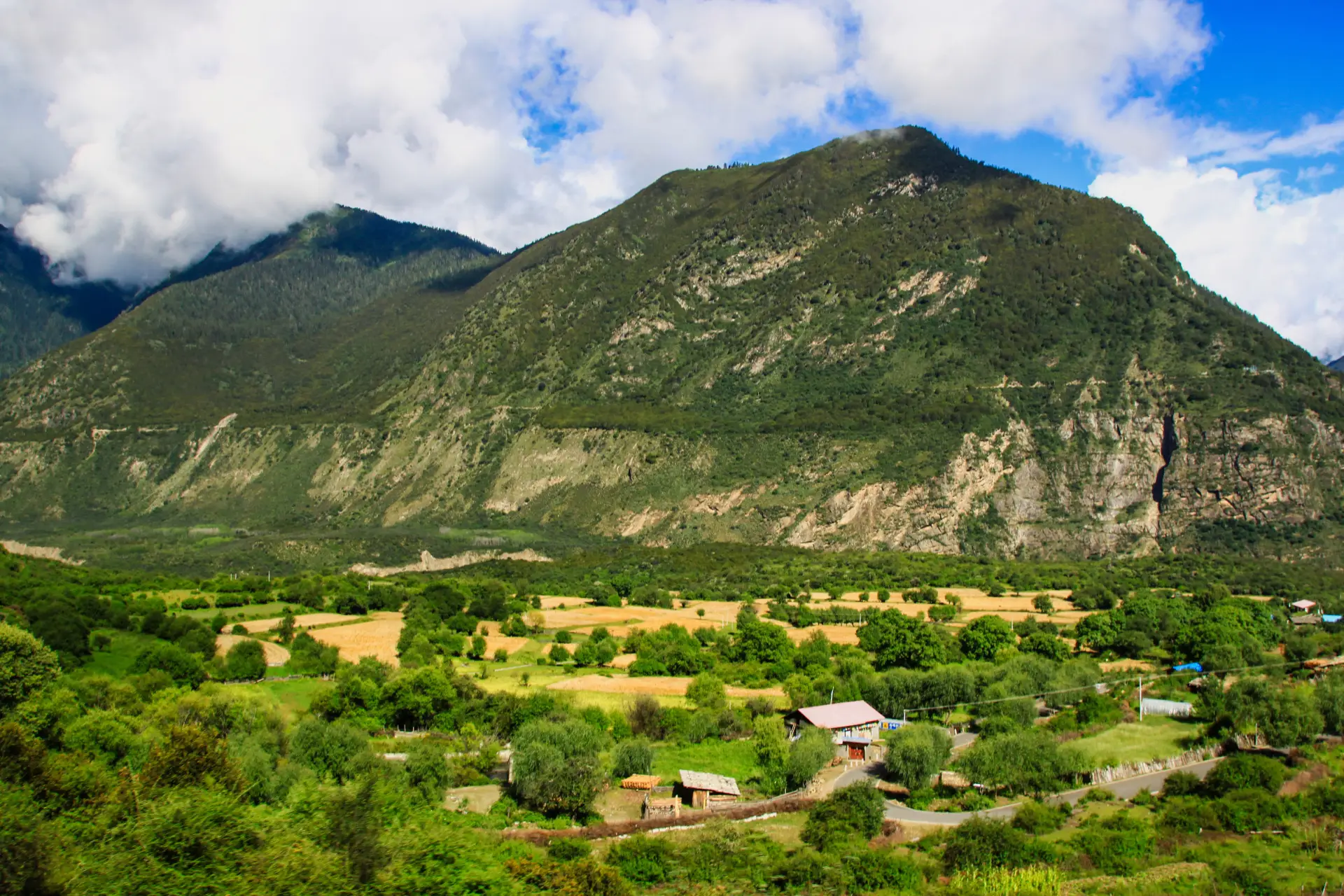 西藏｜林芝雅魯藏布大峽谷，世界最深峽谷，雲霧神山、江灣激流與藏地村落共生的雪域奇境