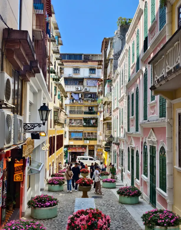 澳門｜澳門半島，濠江舊城，石階巷弄、世遺古建與濱海市井共生的東西交融之城