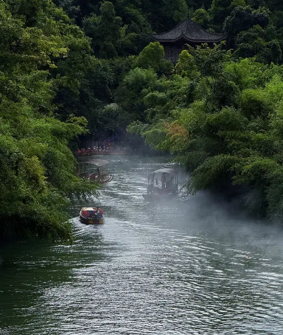 貴陽市｜天河潭，水洞伏流、喀斯特峰巒與飛瀑清潭共生的黔中溶洞山水畫廊