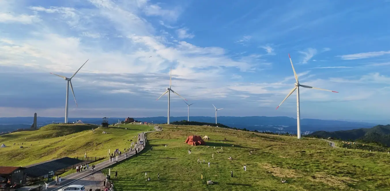 黔南州｜龍里大草原，高山台地、雲海草甸與風車長風共生的黔南山巒牧歌